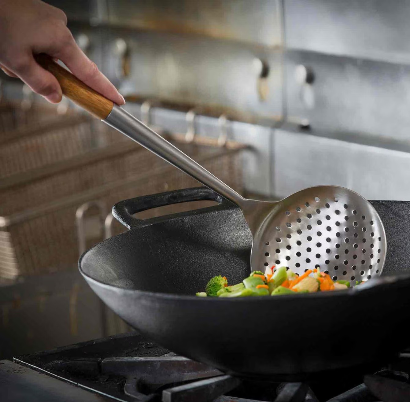 Tablecraft 30116 – litinový wok s úchyty, pr. 35,5 cm