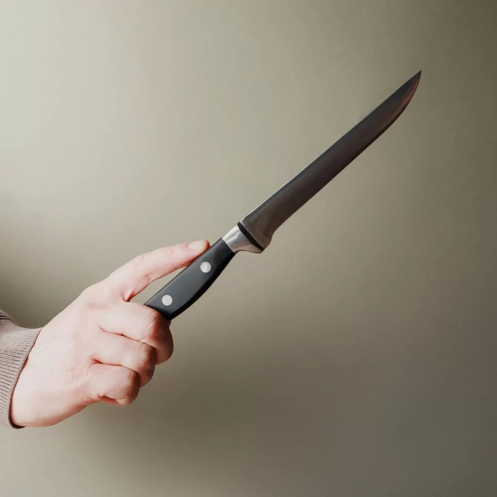 Kovaný vykosťovací nůž JustCut 15 cm – zakřivené ostří z nerezové oceli, černá nýtovaná rukojeť.