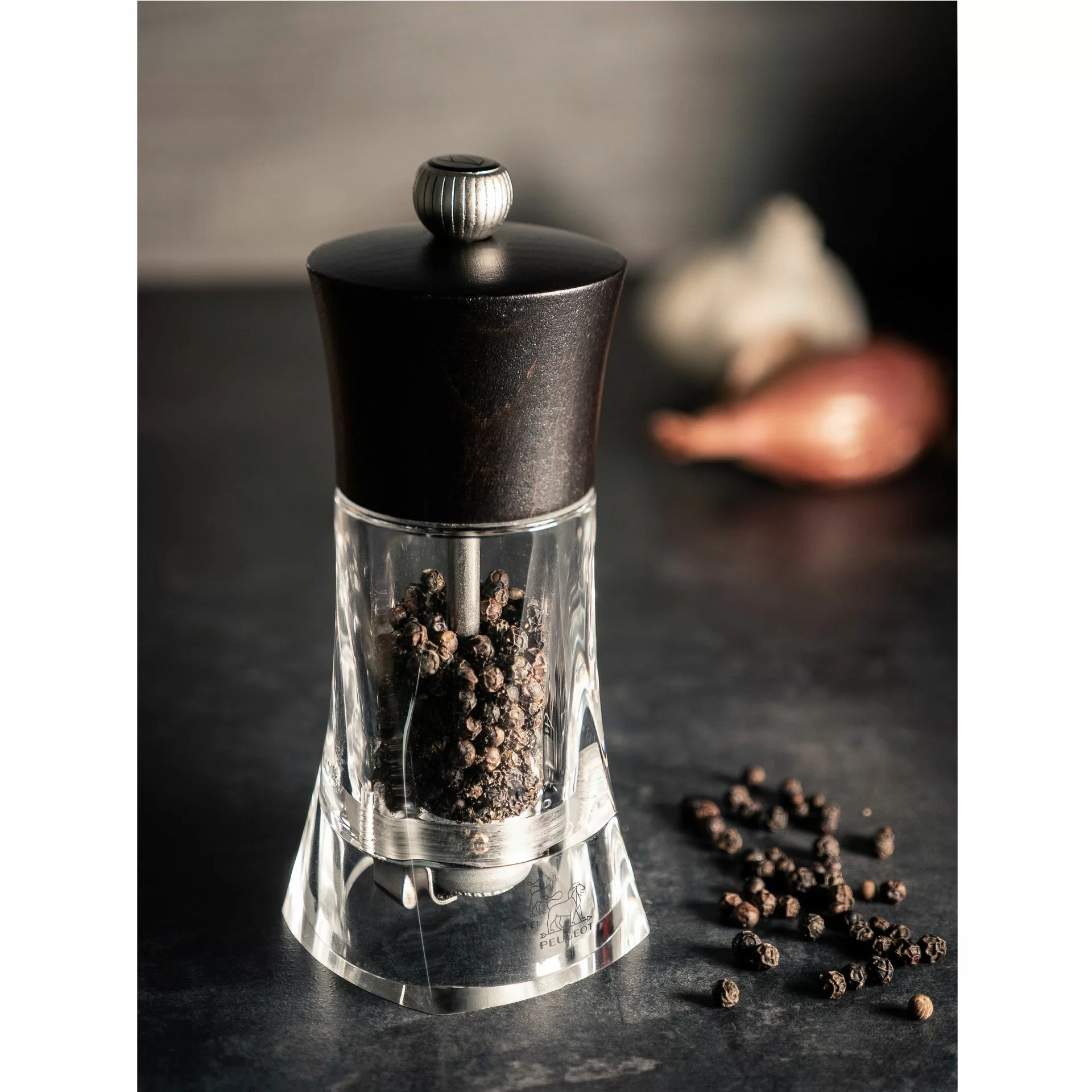 Peugeot Oléron ruční mlýnek na pepř 14 cm – bukové dřevo, akryl, spirálový mechanismus, doživotní záruka