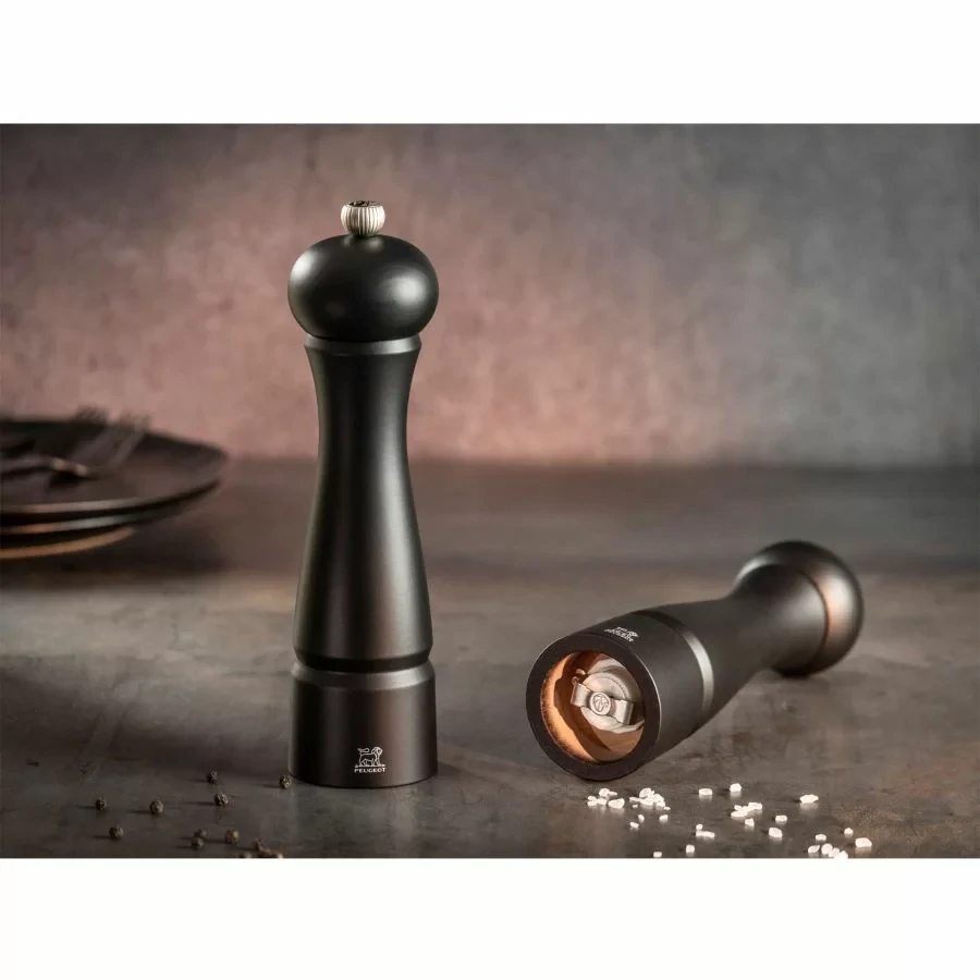 Peugeot Festival ruční mlýnek na pepř 22 cm – černý mat, bukové dřevo PEFC, ocelový mechanismus s doživotní zárukou