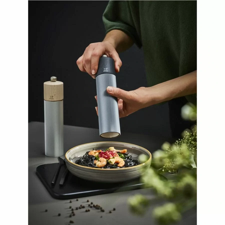 Peugeot Line ruční mlýnek na pepř 22 cm – tmavé bukové dřevo, hliník, skandinávský design, doživotní záruka na mechanismus