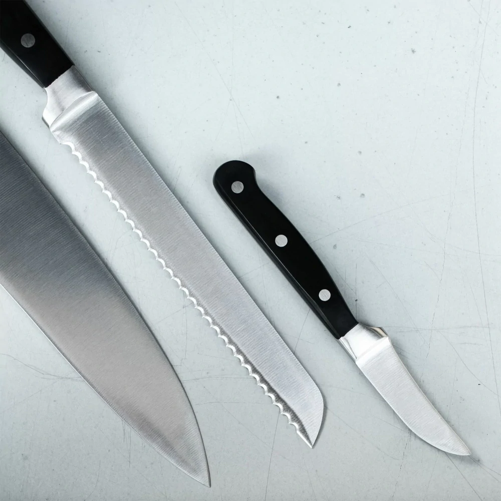 Kovaný nůž na zeleninu JustCut 7 cm – krátké zakřivené ostří, nerezová ocel, černá nýtovaná rukojeť