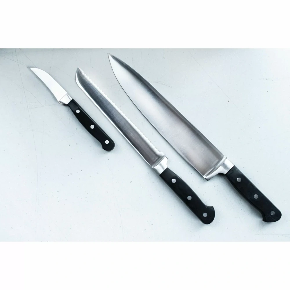 Kovaný nůž na chleba JustCut 20 cm – zoubkované ostří, nerezová ocel, černá nýtovaná rukojeť