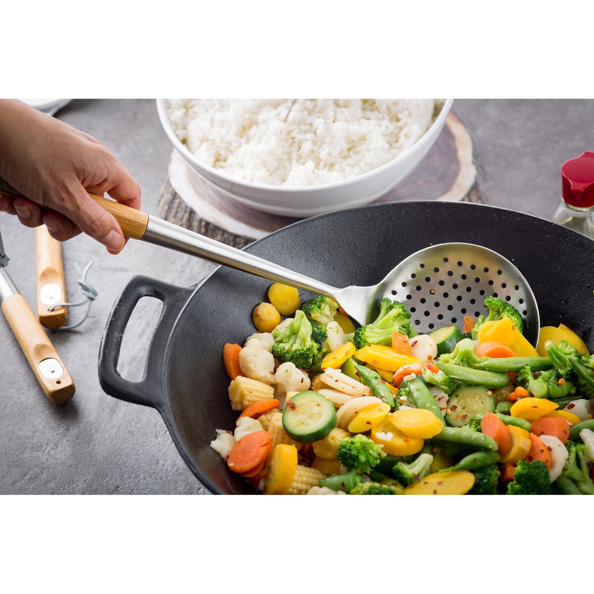 Tablecraft 30116 – litinový wok s úchyty, pr. 35,5 cm