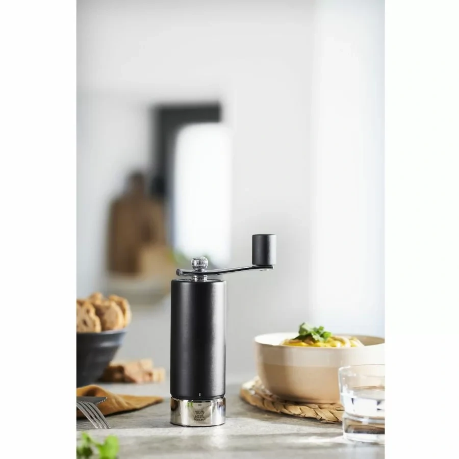 Peugeot Isen ruční mlýnek na sůl 18 cm – černý mat, bukové dřevo, nerez, klička, systém u’Select