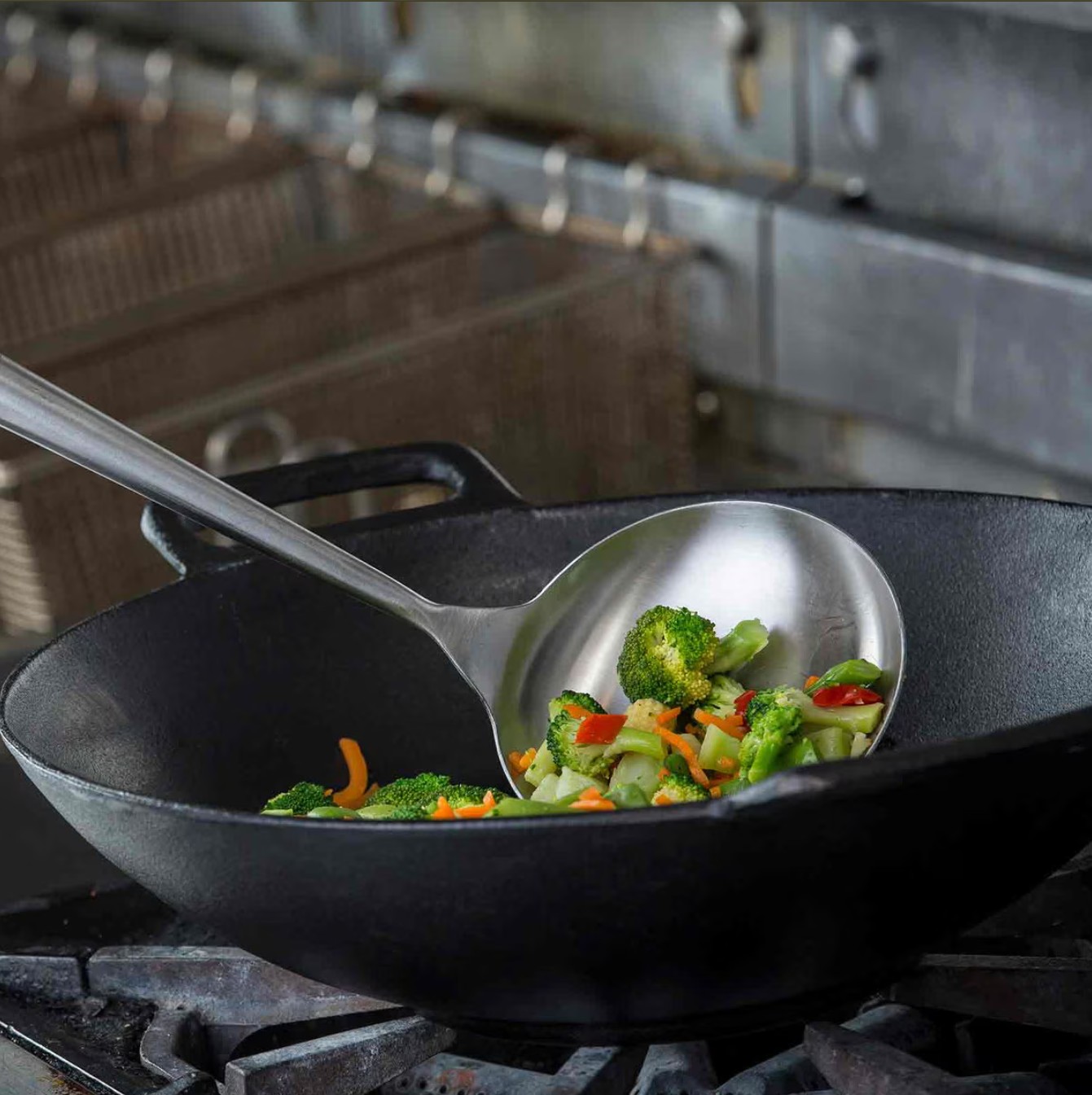 Tablecraft 30116 – litinový wok s úchyty, pr. 35,5 cm