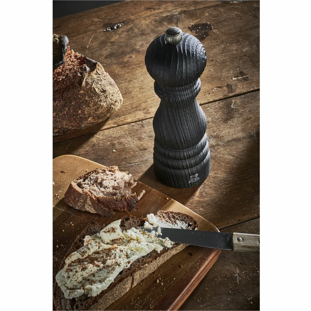 Peugeot Paris Nature Black ruční mlýnek na pepř 18 cm – upcyklované dřevo, včetně fair-trade pepře (SKU 41403).