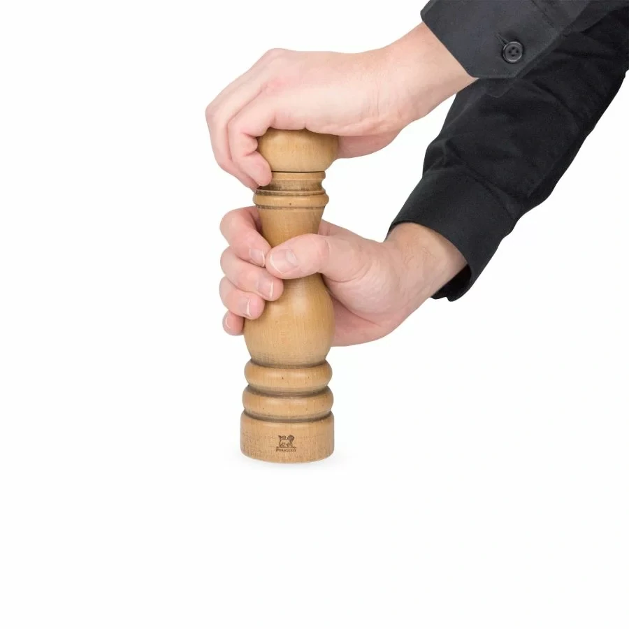 Peugeot Paris Antique ruční mlýnek na sůl 22 cm – bukové dřevo s patinou „aged wood“ (SKU 3098800)