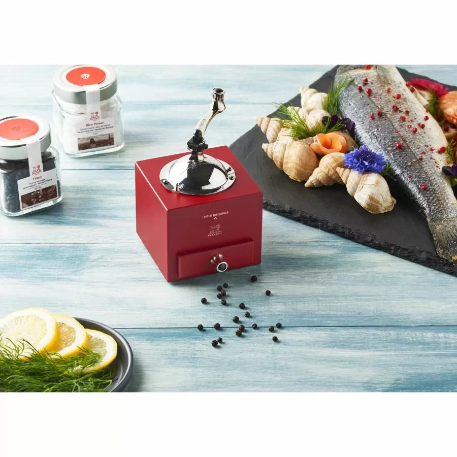 Peugeot Le Moulin d’Olivier Roellinger ruční mlýnek na pepř 13 cm – červené dřevo, nerez, klička, zásuvka na namleté koření