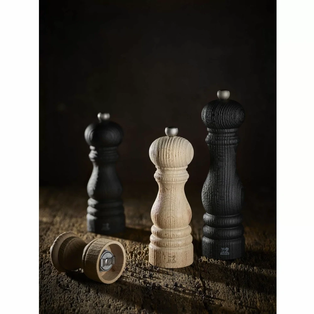 Peugeot Paris Nature Black ruční mlýnek na pepř 18 cm – upcyklované dřevo, včetně fair-trade pepře (SKU 41403).