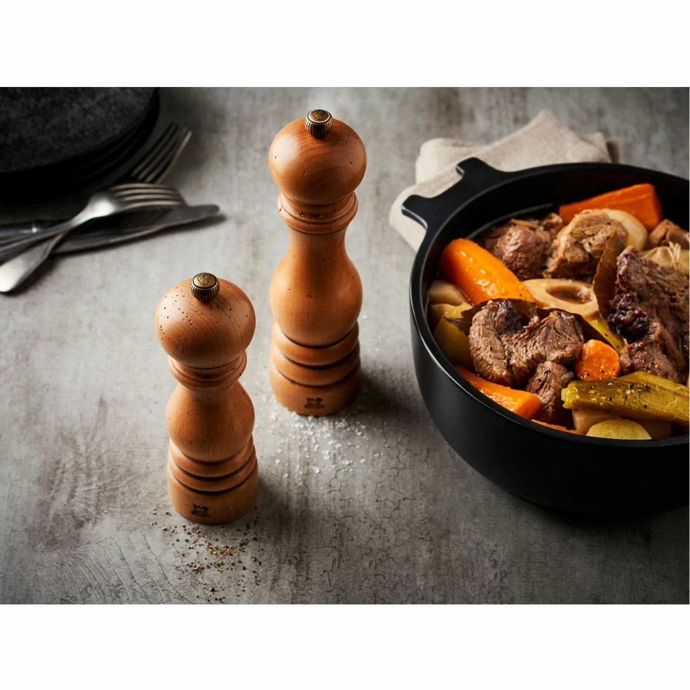 Peugeot Paris Antique ruční mlýnek na sůl 18 cm – bukové dřevo s patinou „aged wood“ (SKU 3096400).